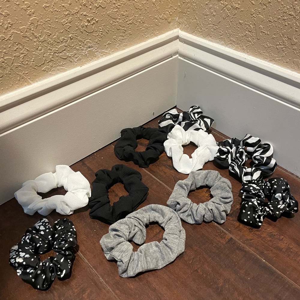 10 black and white scrunchies